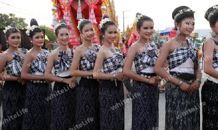 Eine traditionelle Tanz Gruppe zeigt sich an der Festparade beim Bun Bang Fai oder Rocket Festival in Yasothon im Isan im Nordosten von Thailand. 