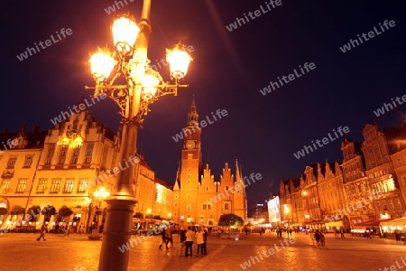 Die Elisabethkirche beim Stray Rynek Platz  in der Altstadt von Wroclaw oder Breslau im westen von Polen.  