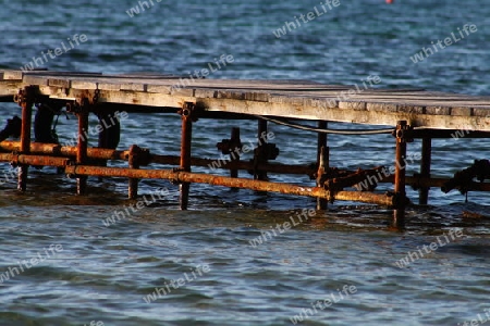 Holzsteg ins Meer