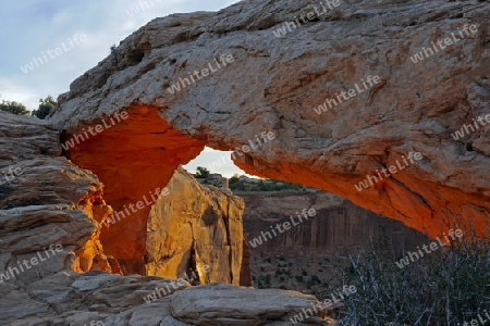 "Mesa Arch" bei Sonnenaufgang, Canyonlands Nationalpark, Utah, USA