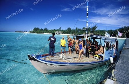 
Ein Holzboot am Strand der Insel Veligandu im Artsu Atoll auf den Inseln der Malediven im Indischen Ozean.  