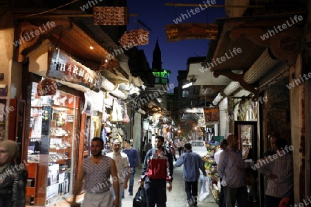 Eine Gasse mit Geschaeften im Souq in der Altstadt der Syrischen Hauptstadt Damaskus