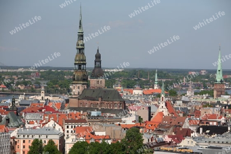 Die Altstadt mit dem Dom und der Petrikirche aus Sicht der Aussichtsterasse des Sozialistischen Hochhaus Akademie der Wissenschaften im Stadtteil Little Moskow in Riga, Lettland  