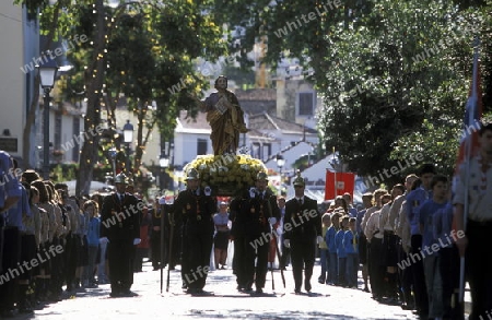 Eine Prozession in der Altstadt im Stadtzentrum von Funchal auf der Blumeninsel Madeira, Portugal. 