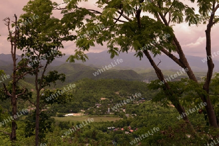 Die Aussicht vom Berg Tempel Wat Phra That Doi Kong Mu auf das Dorf Mae Hong Son im norden von Thailand in Suedostasien.