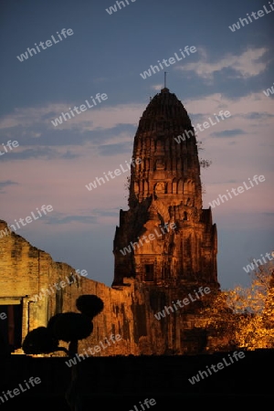 Der Wat Ratburana Tempel in der Tempelstadt Ayutthaya noerdlich von Bangkok in Thailand.  