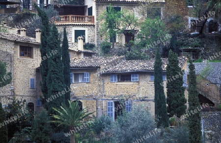 Das Bauerndorf Deia oder Deya mit den alten traditionellen Steinhaeusern im Februar 2005 im nord-westen der Insel Mallorca einer der Balearen Inseln im Mittelmeer.  