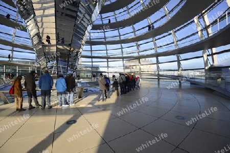 Innenraum mit verspiegelter Mittels?ule der Reichstagskuppel, Reichstag Berlin, Architekt Sir Norman Foster, Berlin, Deutschland, Europa