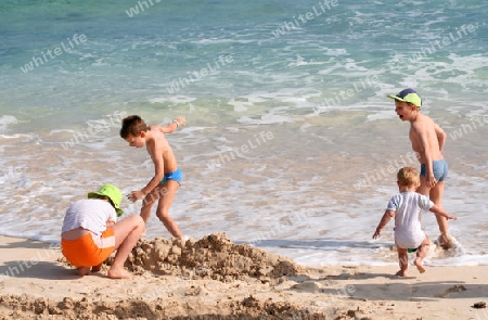 Kinder am Strand