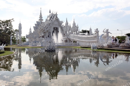 Der Tempel Wat Rong Khun 12 Km suedlich von Chiang Rai in der Provinz chiang Rai im Norden von Thailand in Suedostasien.