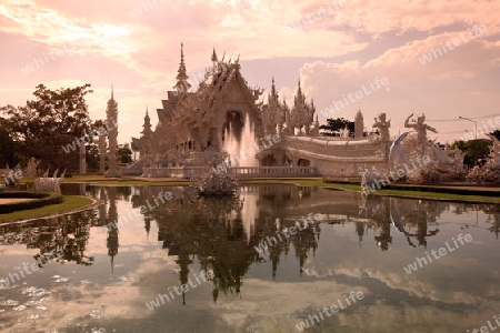 Der Tempel Wat Rong Khun 12 Km suedlich von Chiang Rai in der Provinz chiang Rai im Norden von Thailand in Suedostasien.