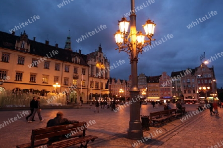 Die Elisabethkirche beim Stray Rynek Platz  in der Altstadt von Wroclaw oder Breslau im westen von Polen.  