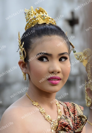 Taenzerinnen bei einem traditionellen Tanz im Santichaiprakan Park am Mae Nam Chao Phraya in der Hauptstadt Bangkok von Thailand in Suedostasien.