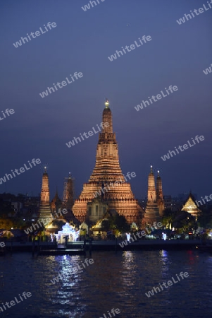 Die Tempelanlage des Wat Arun am Mae Nam Chao Phraya River in der Hauptstadt Bangkok von Thailand in Suedostasien.