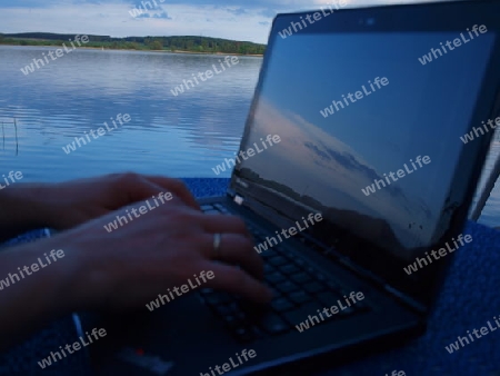 Arbeit mit den Laptop in freier Natur