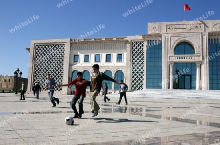 Afrika, Nordafrika, Tunesien, Tunis
Junge Fussballer spielen auf dem Place de la Kasbah bei der Medina oder  Altstadt der Tunesischen Hauptstadt Tunis. 






