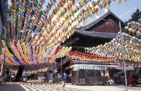 Traditionelle Laternen in einem Tempel im Zentrum in der Hauptstadt Seoul in Suedkorea in Ost Asien.