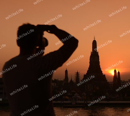 Die Tempelanlage des Wat Arun am Mae Nam Chao Phraya River in der Hauptstadt Bangkok von Thailand in Suedostasien.