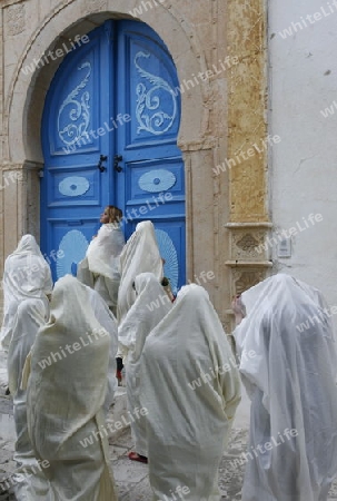 Afrika, Nordafrika, Tunesien, Tunis, Sidi Bou Said
Junge Frauen im traditionellen weissen Schleier in der Altstadt von Sidi Bou Said in der Daemmerung am Mittelmeer und noerdlich der Tunesischen Hauptstadt Tunis. 






