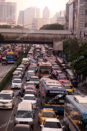 cars  in the city centre at the pratunam aerea in the city of Bangkok in Thailand in Suedostasien.