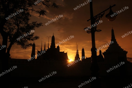 Das Tempelgelaende in der Abendstimmung mit dem Wat Phra Keo beim Koenigspalast im Historischen Zentrum der Hauptstadt Bangkok in Thailand. 