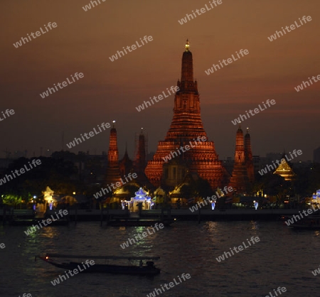 Die Tempelanlage des Wat Arun am Mae Nam Chao Phraya River in der Hauptstadt Bangkok von Thailand in Suedostasien.