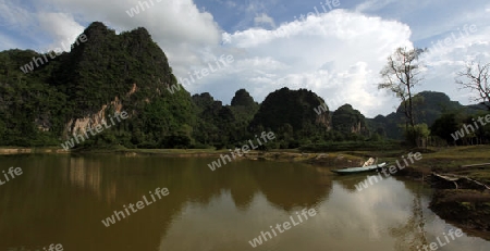 Die Huegellandschaft an der Landstrasse 12 zwischen der Stadt Tha Khaek und dem Dorf Mahaxai Mai in zentral Laos an der Grenze zu Thailand in Suedostasien.