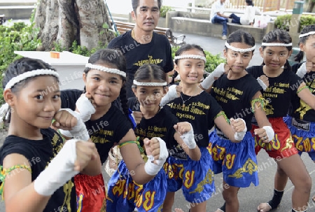 Kinder bei einer traditionellen Thai Box Show im Santichaiprakan Park am Mae Nam Chao Phraya in der Hauptstadt Bangkok von Thailand in Suedostasien.