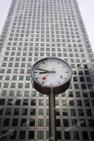 London - Canary warf tower und die Uhr