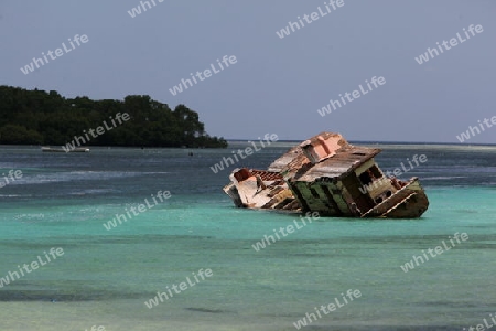 Ein gekenntertes Boot am Strand und in der Meerlandschaft von Jungutbatu auf der Insel Lembongan suedoestlich von Bali im Indischen Ozean. 