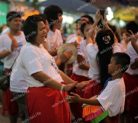 Eine Tanz und Musik Gruppe in der Khao Sam Road in Bangkok der Hauptstadt von Thailand in Suedostasien.  