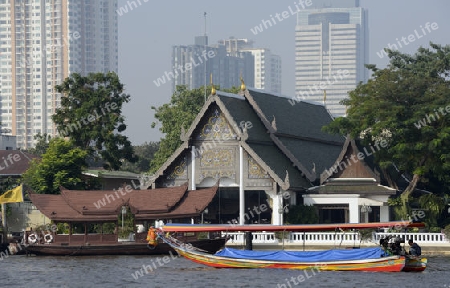 Ein Boot auf dem Mae Nam Chao Phraya River in der Hauptstadt Bangkok von Thailand in Suedostasien.