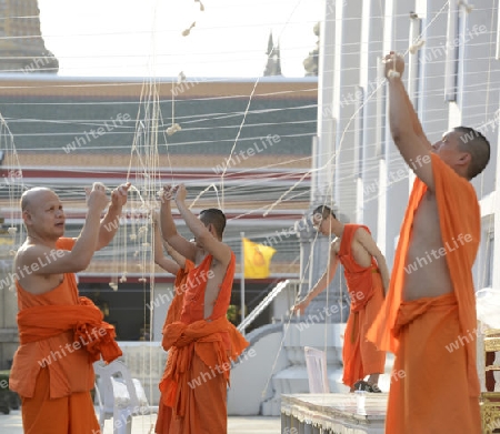 Moenche bei den Vorbereitungen auf die Neujahrsnacht Feier in der Tempelanlage des Wat Pho in der Hauptstadt Bangkok von Thailand in Suedostasien.