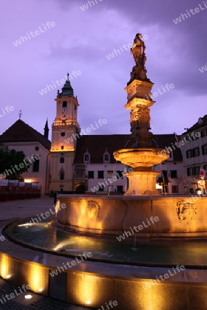 Europa, Osteuropa, Slowakei, Hauptstadt, Bratislava, Altstadt, Platz, Rathausplatz, Maximilianfontaene, Rathaus, Sommer,