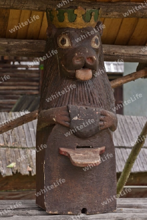 Historische Bienenbehausung in einem Holzstamm