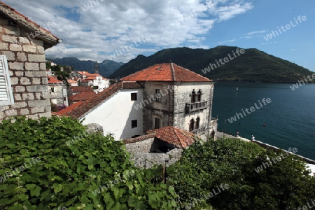 Das Dorf Persat in der Bucht von Kotor am Mittelmeer in Montenegro im Balkan in Europa.