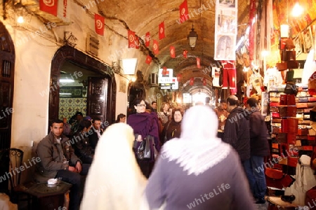 Afrika, Nordafrika, Tunesien, Tunis
Eine Gasse in der Medina mit dem Markt oder Souq in der Altstadt der Tunesischen Hauptstadt Tunis.



