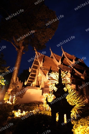 Die Architektur des Wat Chedi Luang Tempel in Chiang Mai im Norden von Thailand. 