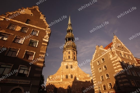 Die Petrikirche und das Schwarzhaeupterhaus in der Altstadt von Riga der Hauptststadt von Lettland im Baltikum in Osteuropa.  