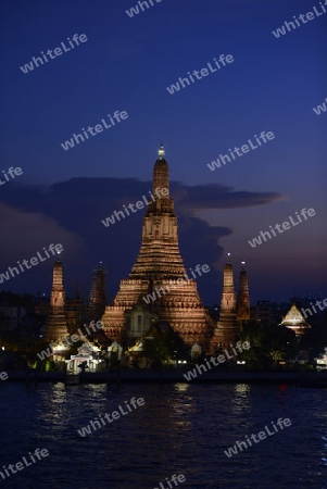 Der Wat Arun Tempel in der Stadt Bangkok in Thailand in Suedostasien.