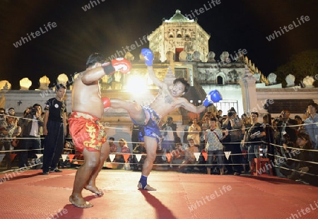 Thai Boxer oder Muay Thai kaempfer bei einem Showkampf vor dem Fort Sumen bei einem Fest im Santichaiprakan Park am Mae Nam Chao Phraya in der Hauptstadt Bangkok von Thailand in Suedostasien.