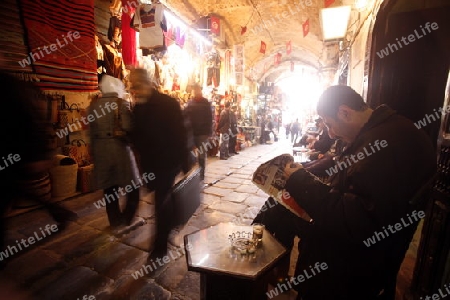 Afrika, Nordafrika, Tunesien, Tunis
Eine Gasse in der Medina mit dem Markt oder Souq in der Altstadt der Tunesischen Hauptstadt Tunis. 



