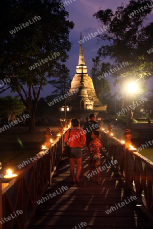 Abendstimmung mit dem Buddha im Wat Sa Si Tempel in der Tempelanlage von Alt-Sukhothai in der Provinz Sukhothai im Norden von Thailand in Suedostasien.