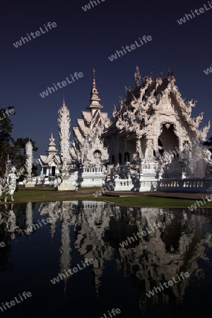 Der Tempel Wat Rong Khun 12 Km suedlich von Chiang Rai in der Provinz chiang Rai im Norden von Thailand in Suedostasien.