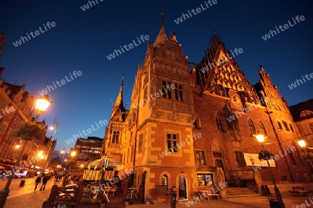 Die Elisabethkirche beim Stray Rynek Platz  in der Altstadt von Wroclaw oder Breslau im westen von Polen.  