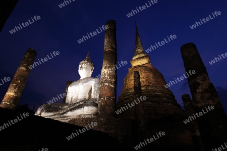 Abendstimmung mit dem Buddha im Wat Sa Si Tempel in der Tempelanlage von Alt-Sukhothai in der Provinz Sukhothai im Norden von Thailand in Suedostasien.