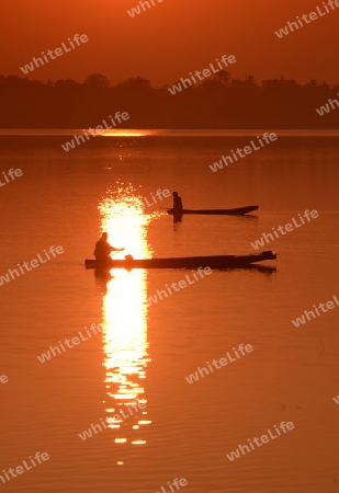 Ein Fischer auf dem See in Amnat Charoen im Isan im osten von Thailand,