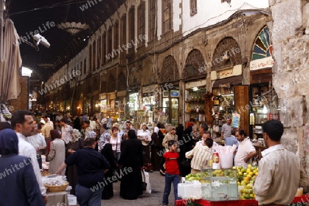 Eine Gasse mit Geschaeften im Souq in der Altstadt der Syrischen Hauptstadt Damaskus