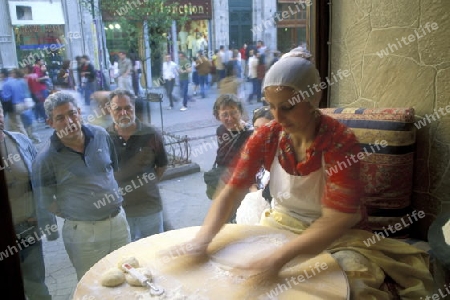 EUROPA, ORIENT, TUERKEY, ISTANBUL, GALATASARAY, STADT, MENSCHEN, ALLTAG, BAECKEREI, CADDESI, STRASE, EINKAUFSSTRASE, ARBEIT, WIRTSCHAFT, ESSEN, BROT, FRAU,


