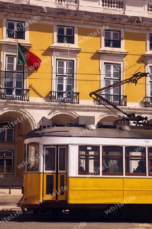 Ein Tram auf dem Praca do Comercio in der Innenstadt der Hauptstadt Lissabon in Portugal.  